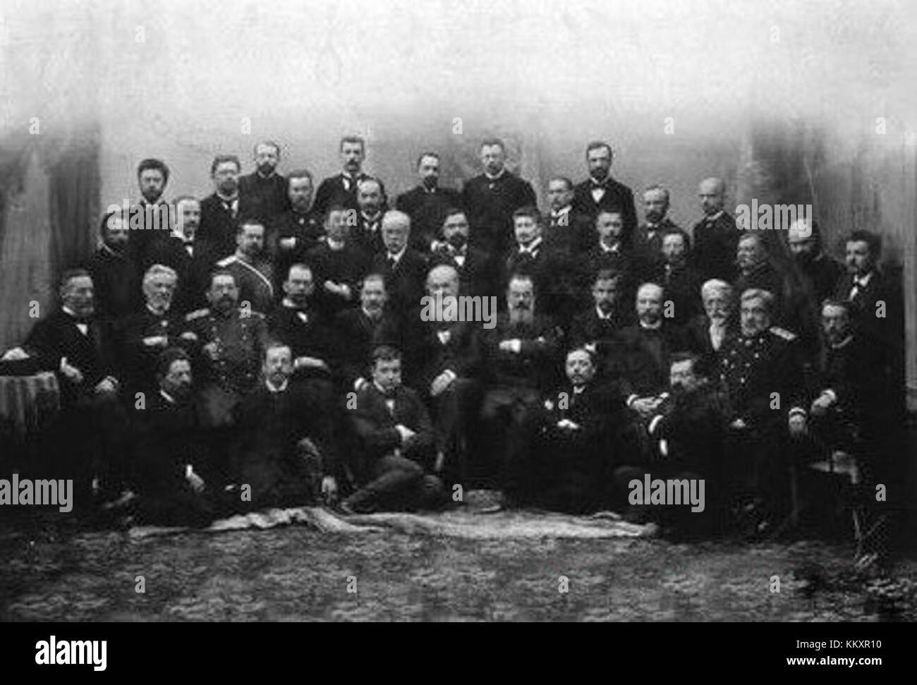 Die Fotografie mit dem Titel „11assuvorin s sotrudnikamiiz vo novoe vremya“ zeigt eine Gruppe von Individuen aus dem frühen 20. Jahrhundert und bietet einen Einblick in die Kleidung und die soziale Dynamik dieser Zeit. Stockfoto