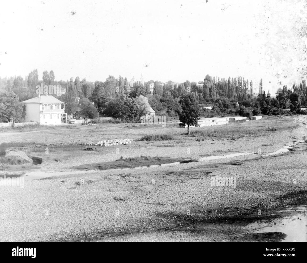 Ein Bild eines traditionellen türkischen Hauses in Orto Batum, das die architektonischen Merkmale und das kulturelle Erbe der Region in Georgien zeigt. Stockfoto