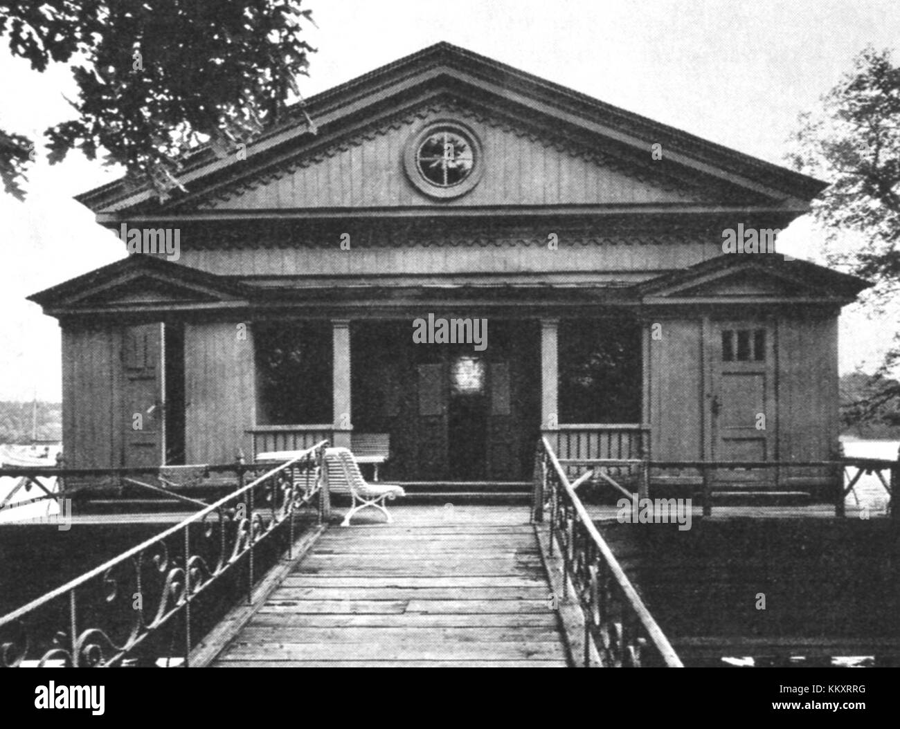 Drottningholm Badhuset, erbaut 1940, ist eine historische Schwimmanlage in Schweden. Sein Design ist ein Beispiel für die Architektur der Mitte des 20. Jahrhunderts, die funktionales Design mit kultureller Bedeutung verbindet. Stockfoto