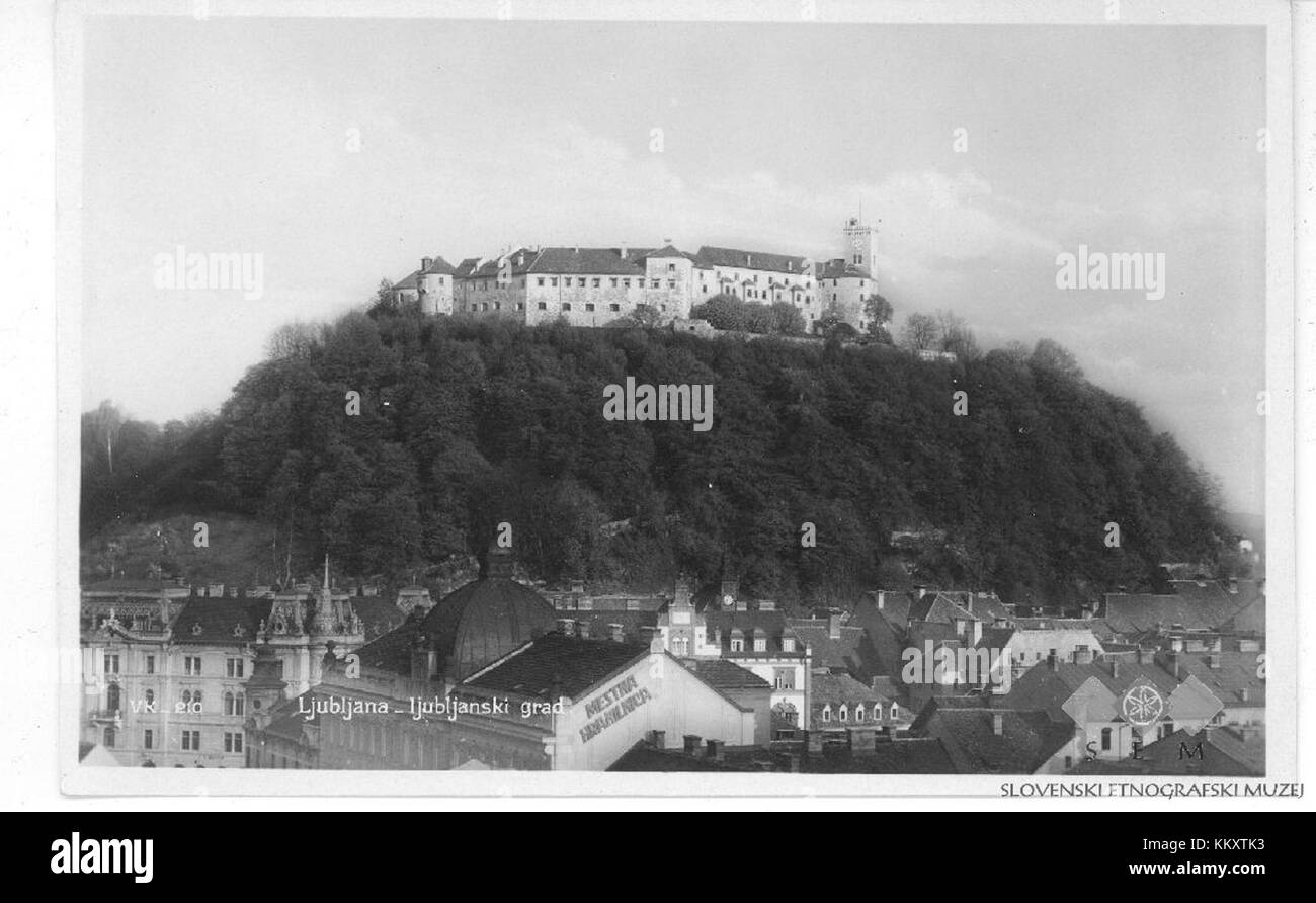 Diese Vintage-Postkarte der Burg von Ljubljana bietet einen Blick auf die historische Burg, ein prominentes Wahrzeichen in Ljubljana, Slowenien. Die Burg stammt aus dem 11. Jahrhundert und ist ein Symbol der reichen Geschichte der Stadt. Stockfoto