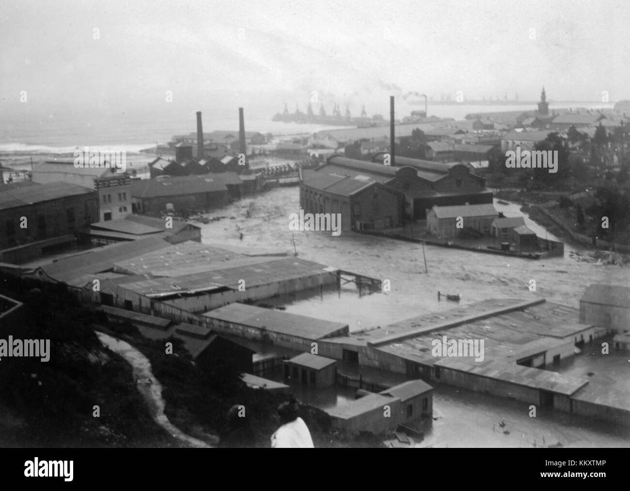 Dieses historische Foto von Port Elizabeth Tramways zeigt das Straßenbahnsystem während eines Hochwassers und zeigt die Auswirkungen von Naturkatastrophen auf die städtische Infrastruktur und Verkehrssysteme. Stockfoto
