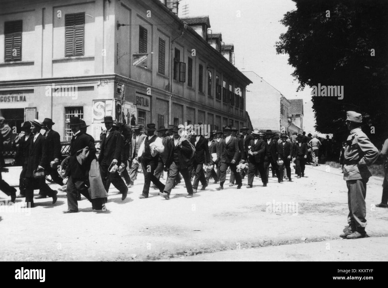 Dieses Bild zeigt eine Spalte von Reservisten in den frühen Tagen der Mobilisierung in Ljubljana, Juli 1914. Es zeigt die Anfangsphasen der Mobilisierung des Ersten Weltkriegs im österreichisch-ungarischen Reich. Stockfoto