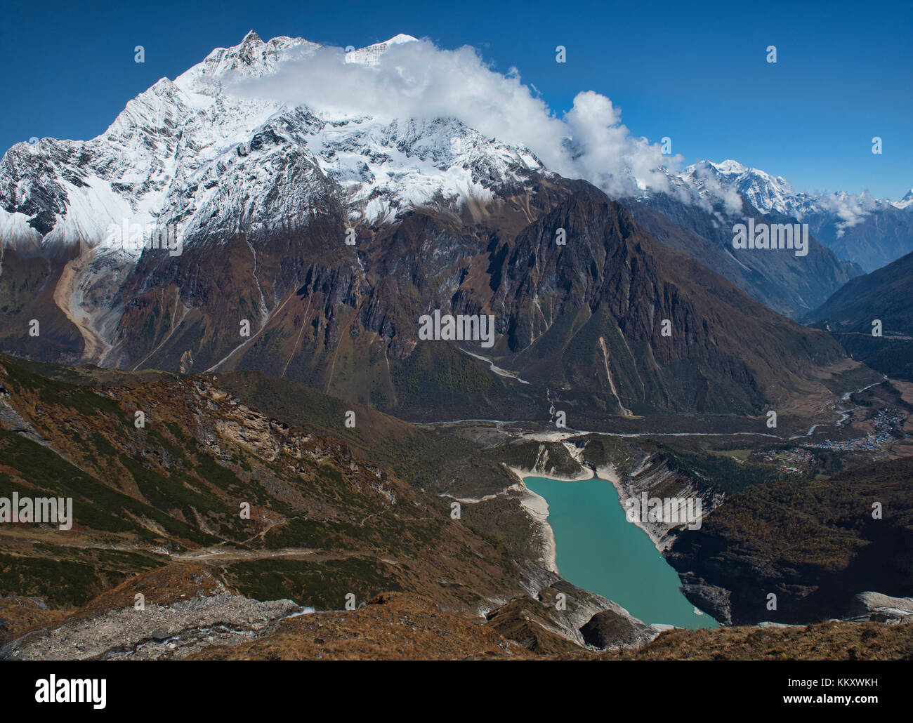 Mit Blick auf Birendra Tal und Kutang Himal an der tibetischen Grenze vom Manaslu Basecamp Trail, Nepal Stockfoto