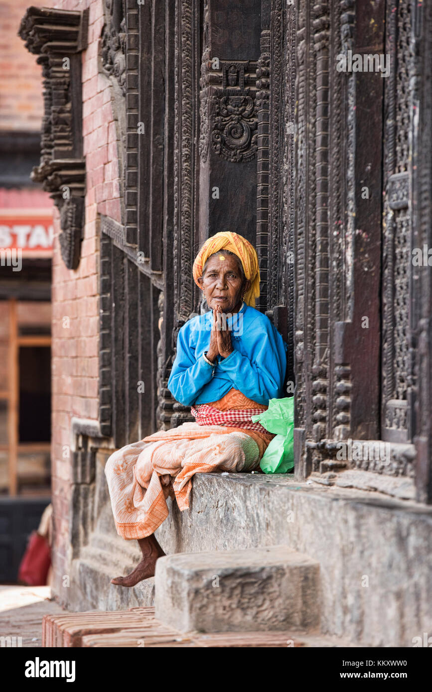 Frau auf Tempel schritt Gruß Namaste, Bhaktapur, Nepal Stockfoto