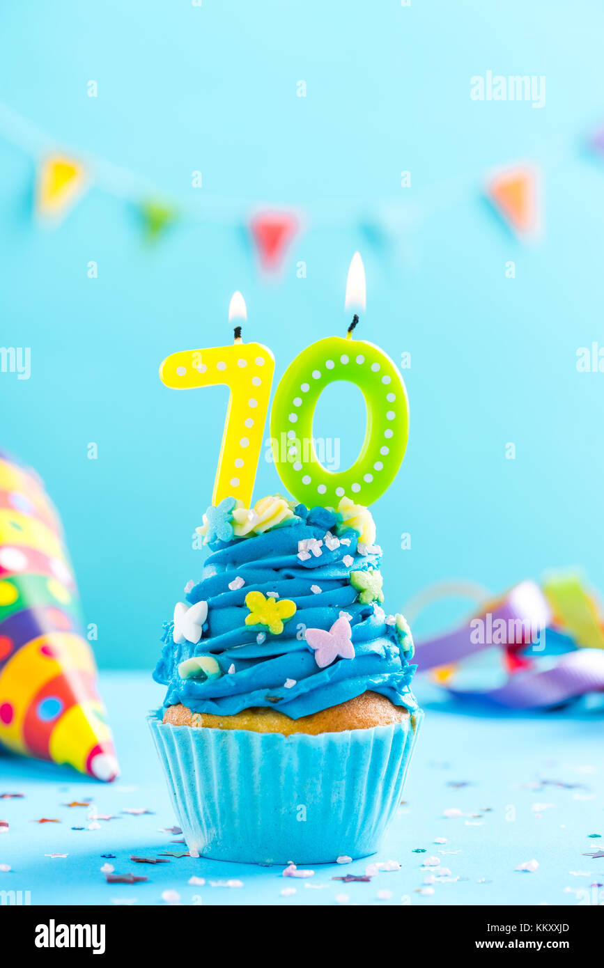 Siebzigsten siebzigsten Geburtstag Cupcake mit Kerze und Streuseln. Karte mockup. Stockfoto