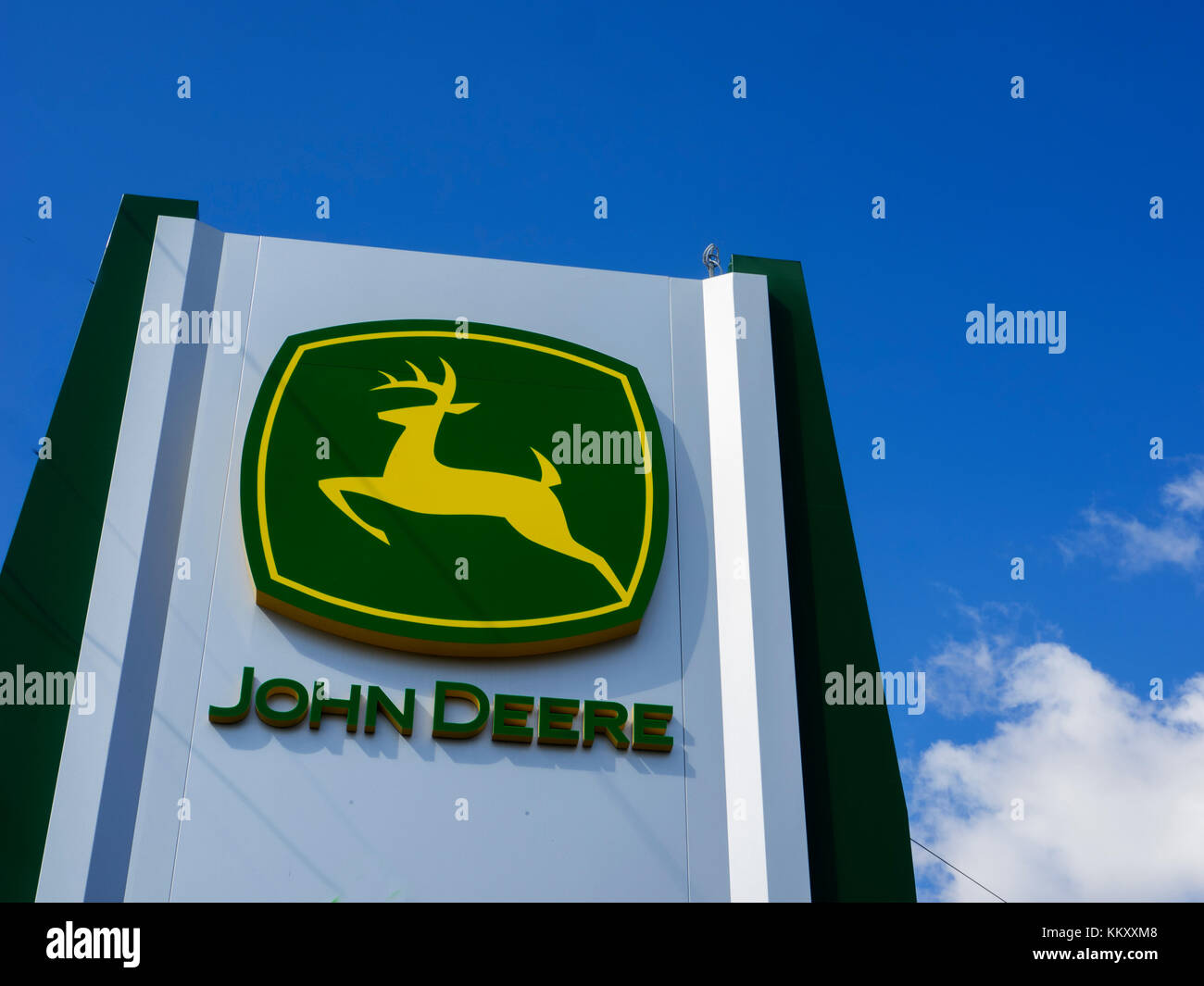 Riwne, Ukraine - 31. August 2017: John Deere Zeichen auf einem Panel. John Deere ist eine US-amerikanische Corporation, Hersteller von Landmaschinen, Bau- und Stockfoto