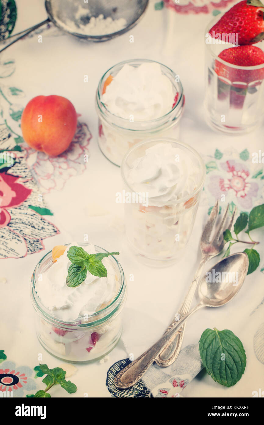 Dessert eton Mess mit Merengue, Beeren und Sahne, in Glas Glas in instagram Wirkung serviert. Stockfoto