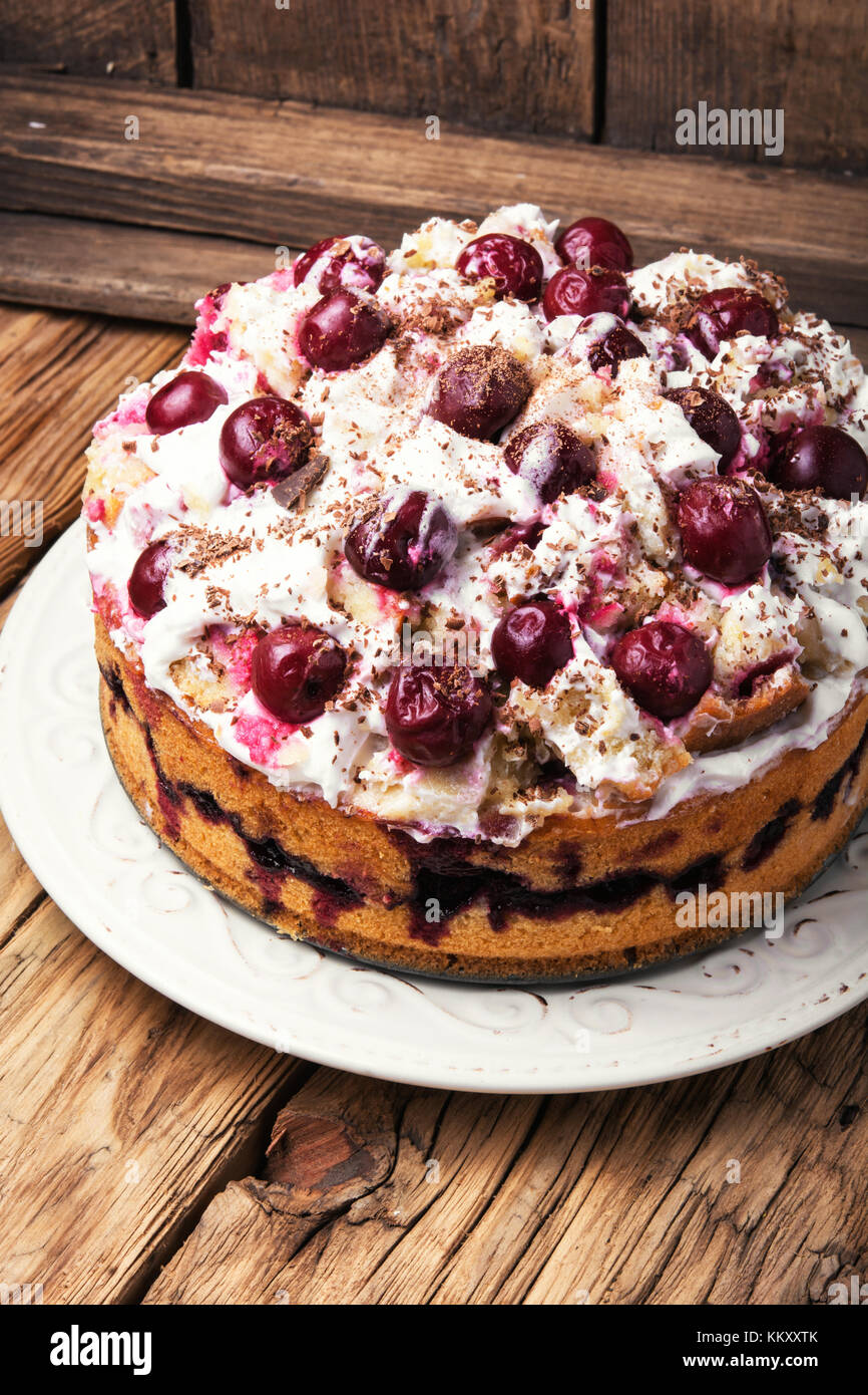 Home Sahnetorte mit Kirschen im rustikalen Stil Stockfotografie - Alamy