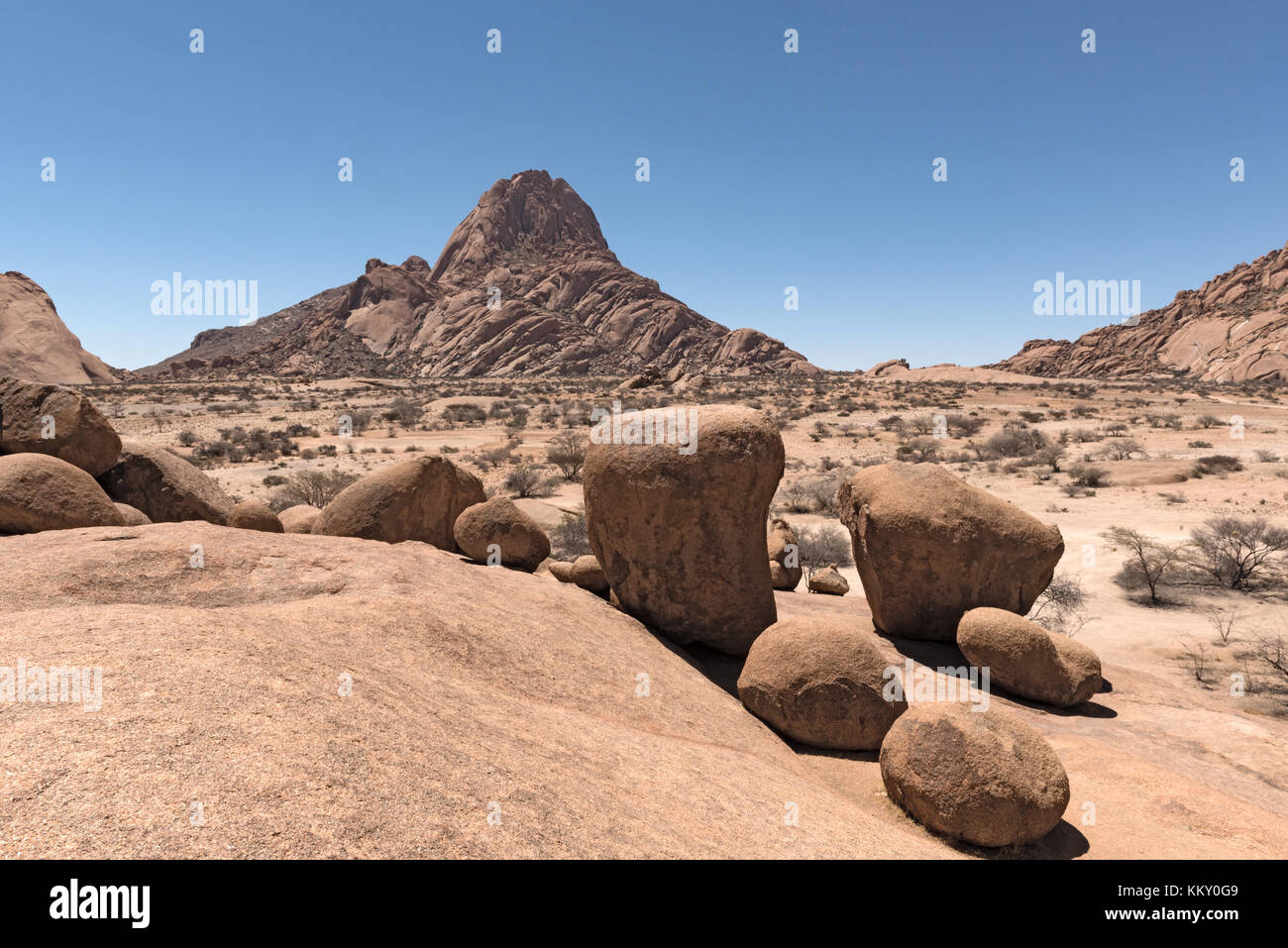 Spitzkoppe Gruppe von kahlen Granitgipfel in der Namib Wüste von Namibia Stockfoto