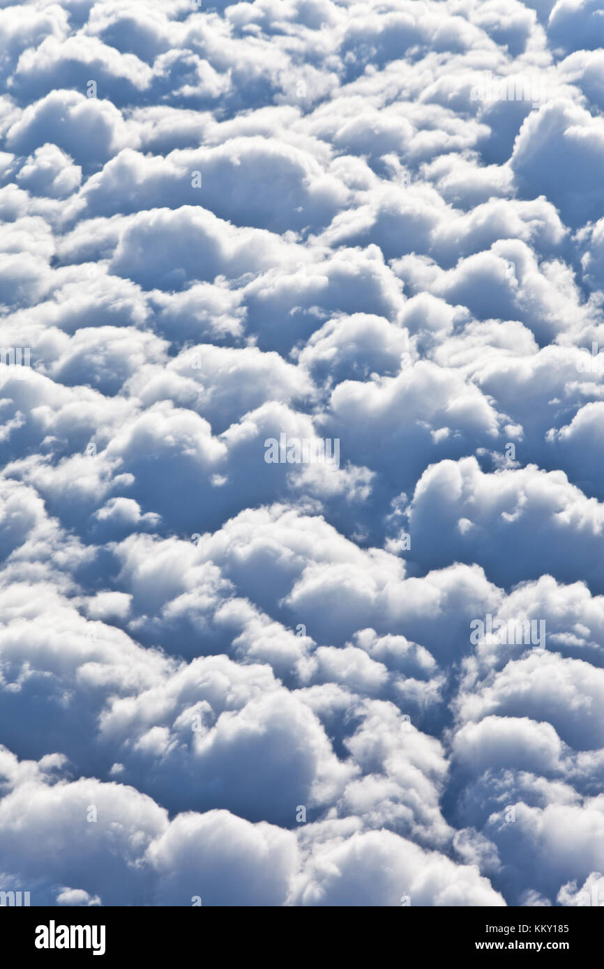 Fliegen hoch über den Wolken Stockfoto