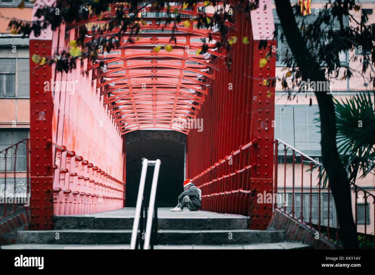 Einsamer Mann sitzen auf Kürzungen in Andalusien Stadt Spanien während Weihnachten Stockfoto