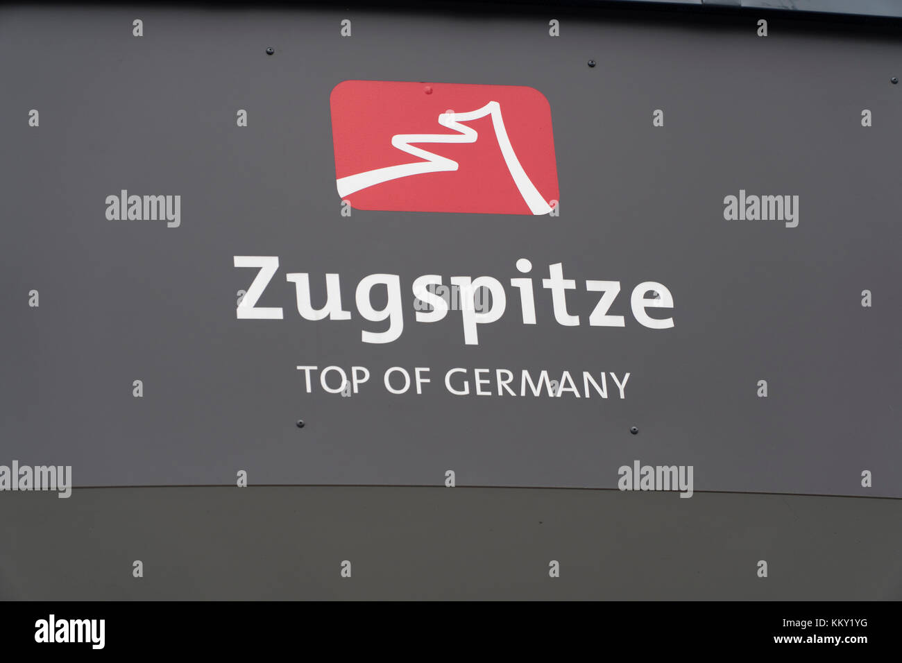 Schild mit Logo und Schriftzug der Zugspitze, dem höchsten Berg in Deutschland Stockfoto