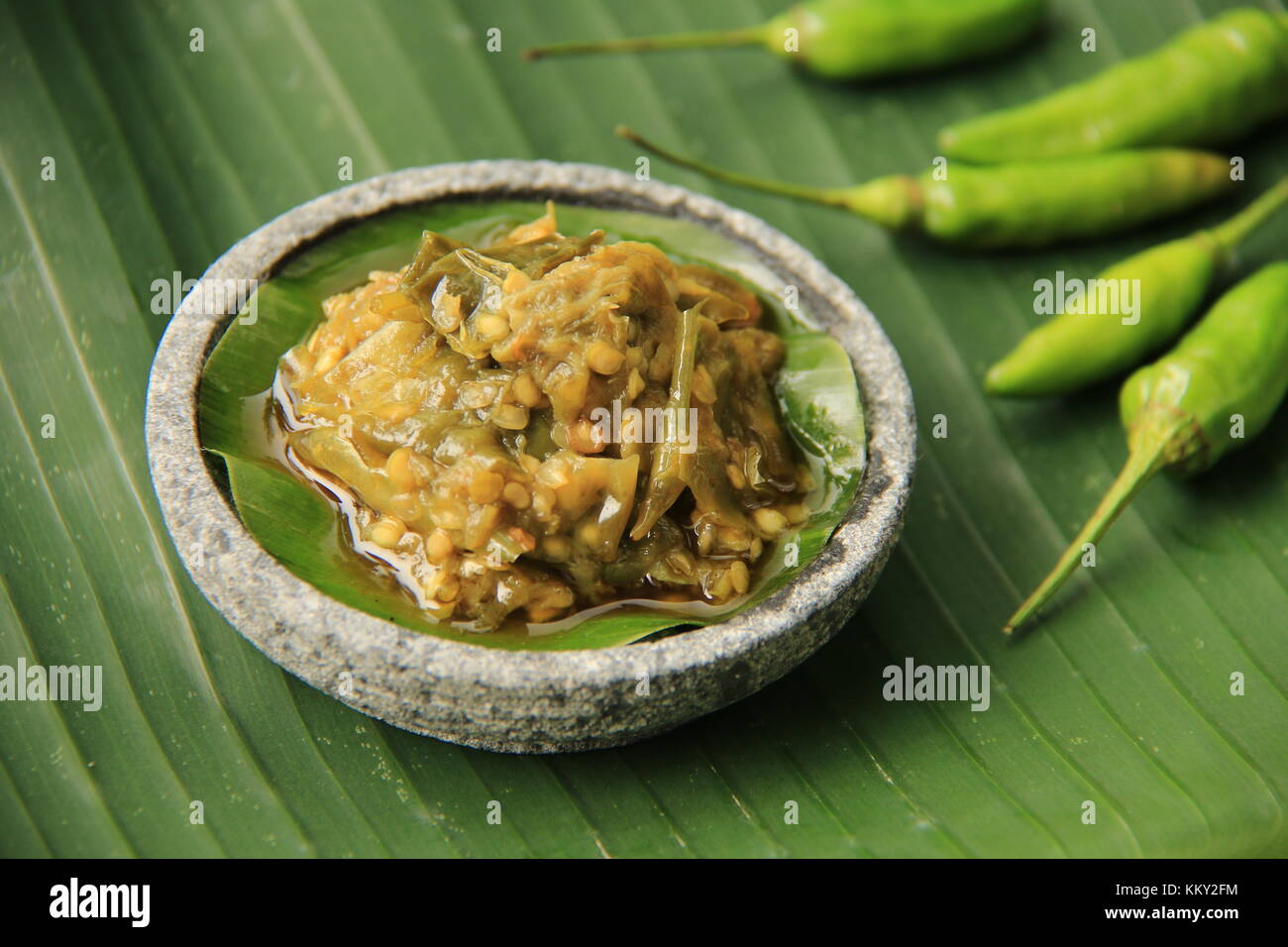 Sambal Lado Mudo oder Sambal Cabe Ijo, die grüne Chili Paste aus Padang, West Sumatra Stockfoto