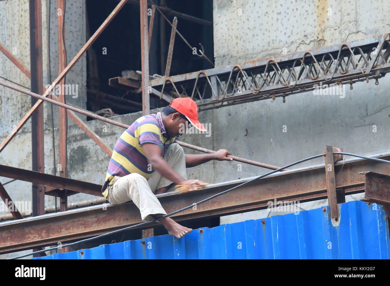 Unbekannter Mann arbeitet auf der Baustelle in der Innenstadt von Mumbai, Indien. Stockfoto