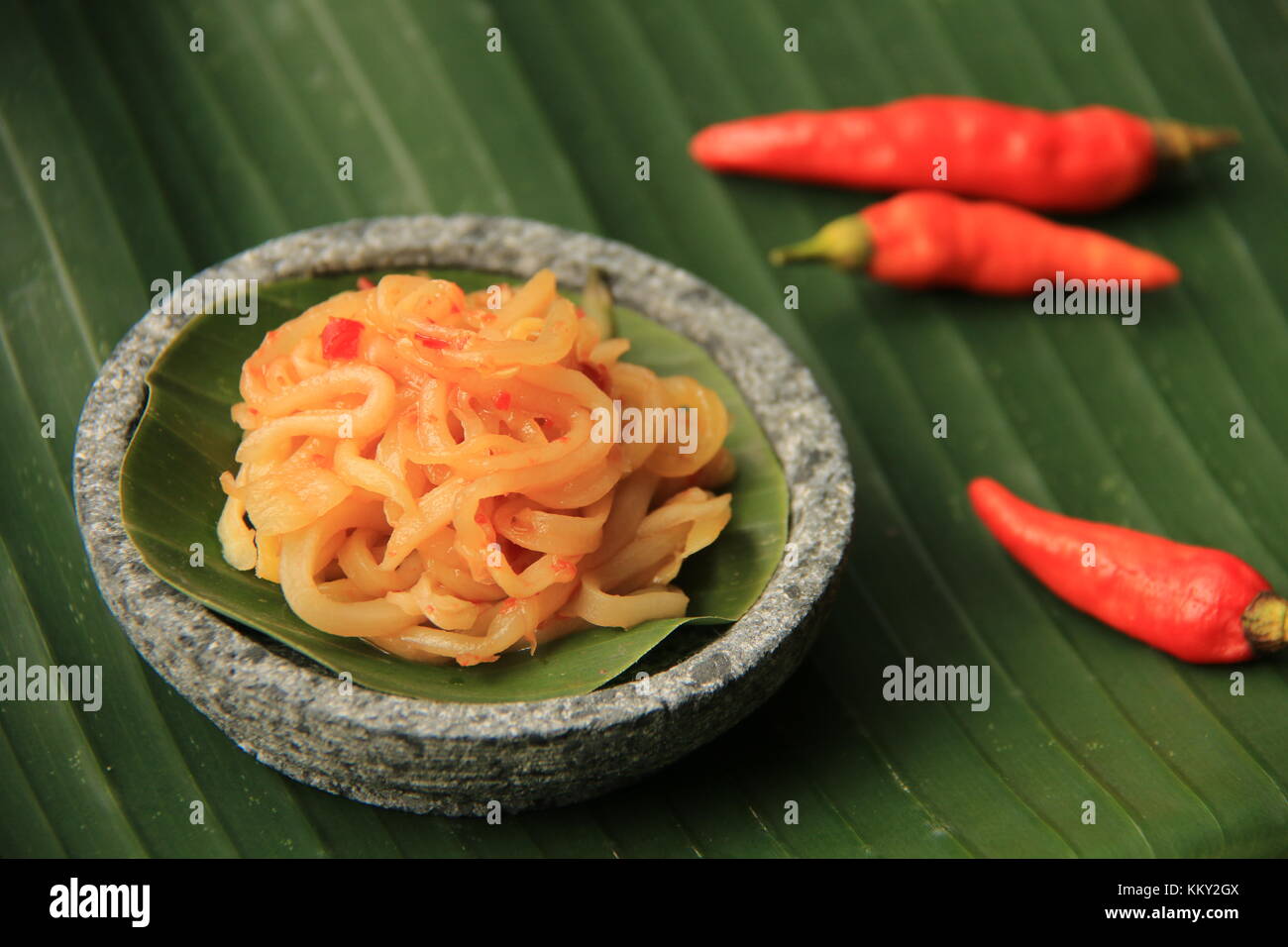Sambal Mangga Muda, der Sundanesischen Würzige grüne Mango Salsa Stockfoto