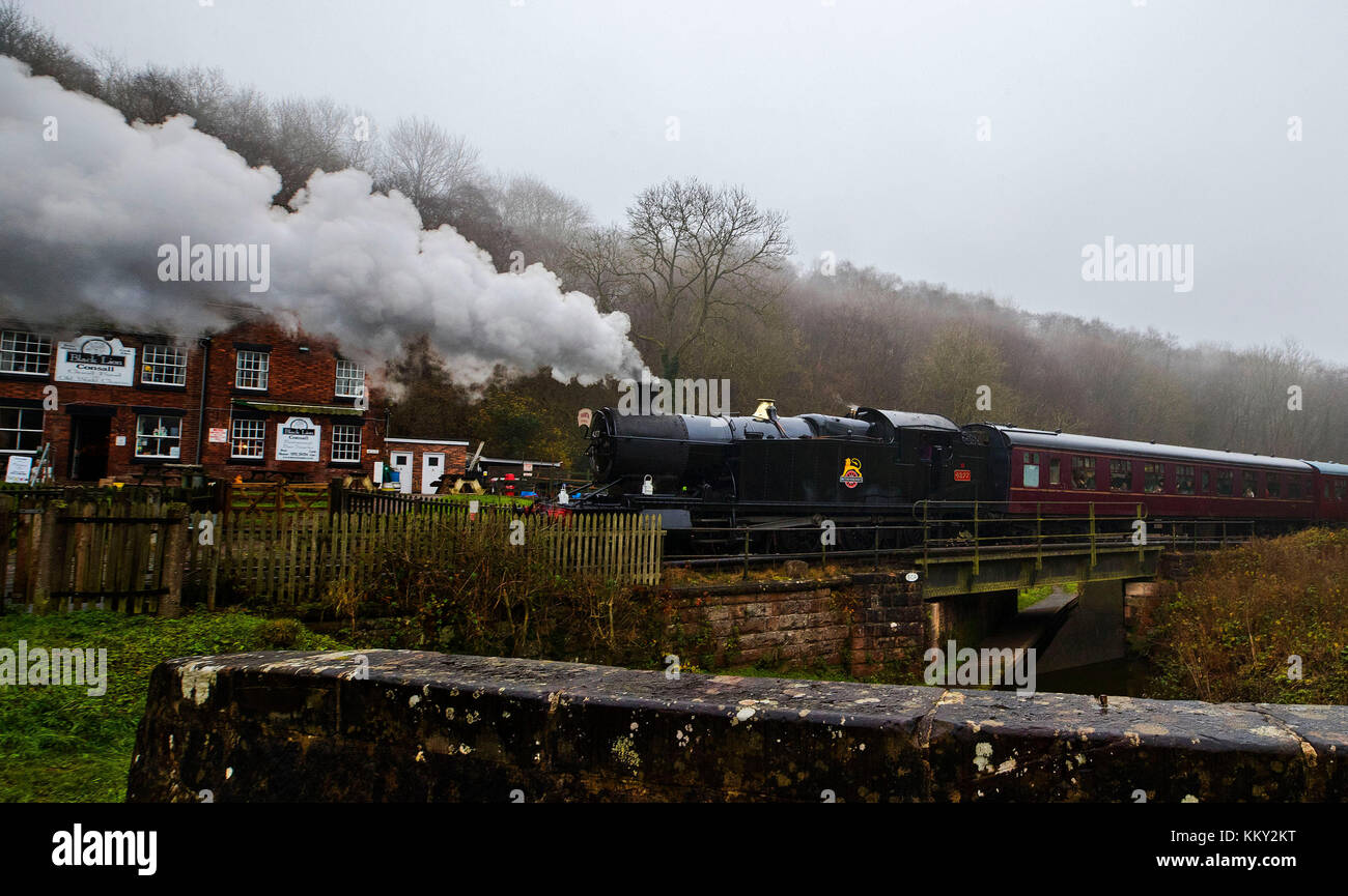 Die Churnet Valley Railway Santa Zug zwischen Chedderton Station in Staffordshire und Froghall Station. Stockfoto