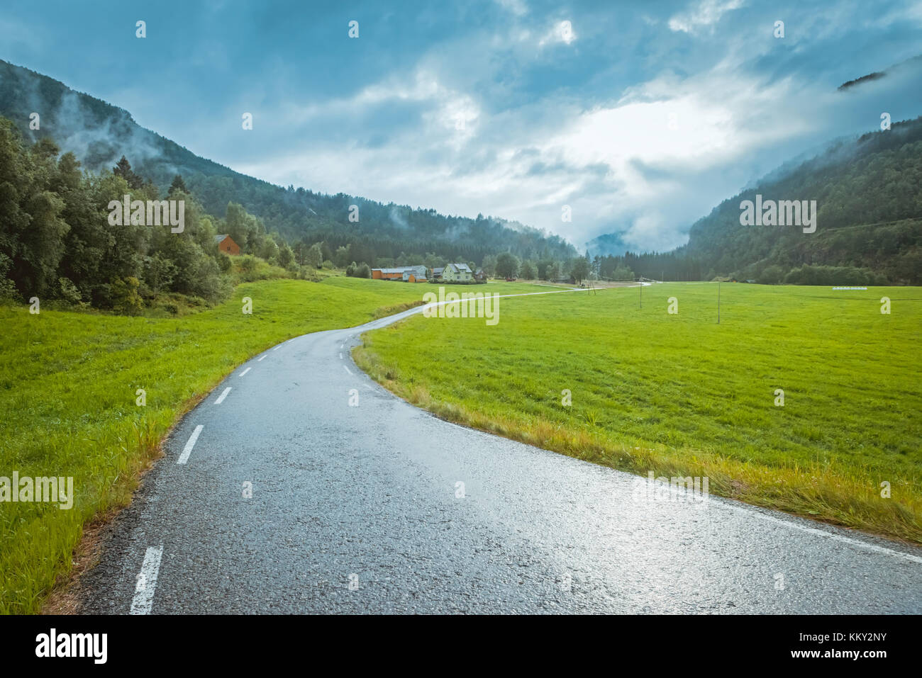 Norwegen Landschaft Sommer Straße Hintergrund Nach dem Regen Stockfoto