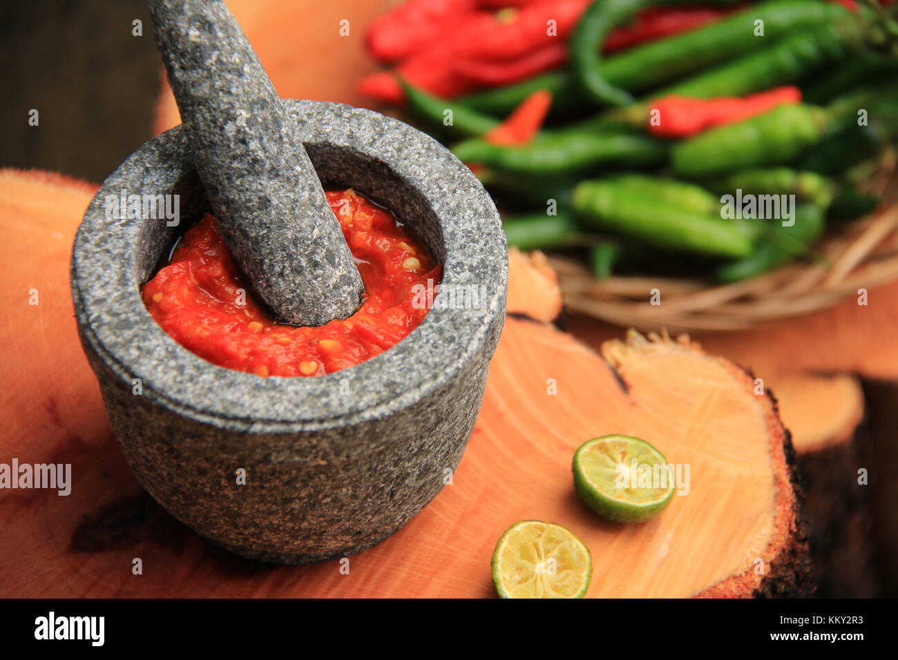 Sambal Oelek Tomat auf Steinzeug Mörtel Stockfoto