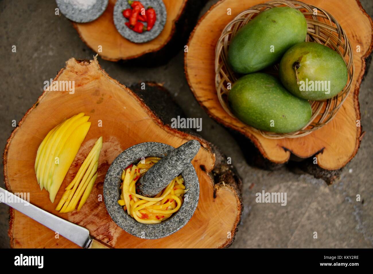 Sambal Mangga Muda, der Sundanesischen Würzige grüne Mango Salsa, Steinzeug Mörtel Stockfoto