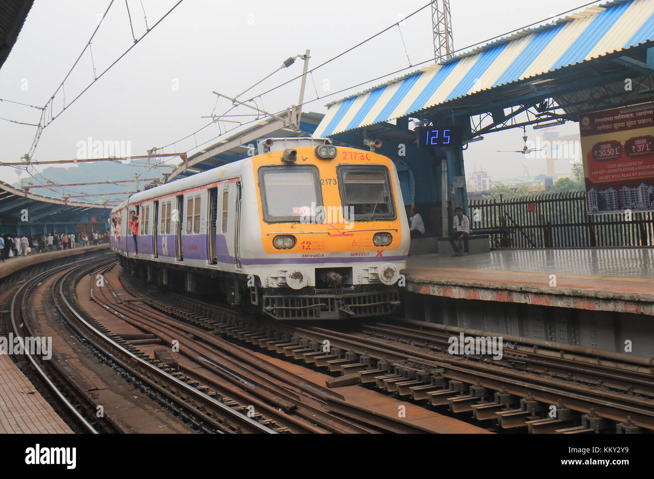 Die Leute fahren mit der S-Bahn in der Innenstadt von Mumbai, Indien. Stockfoto