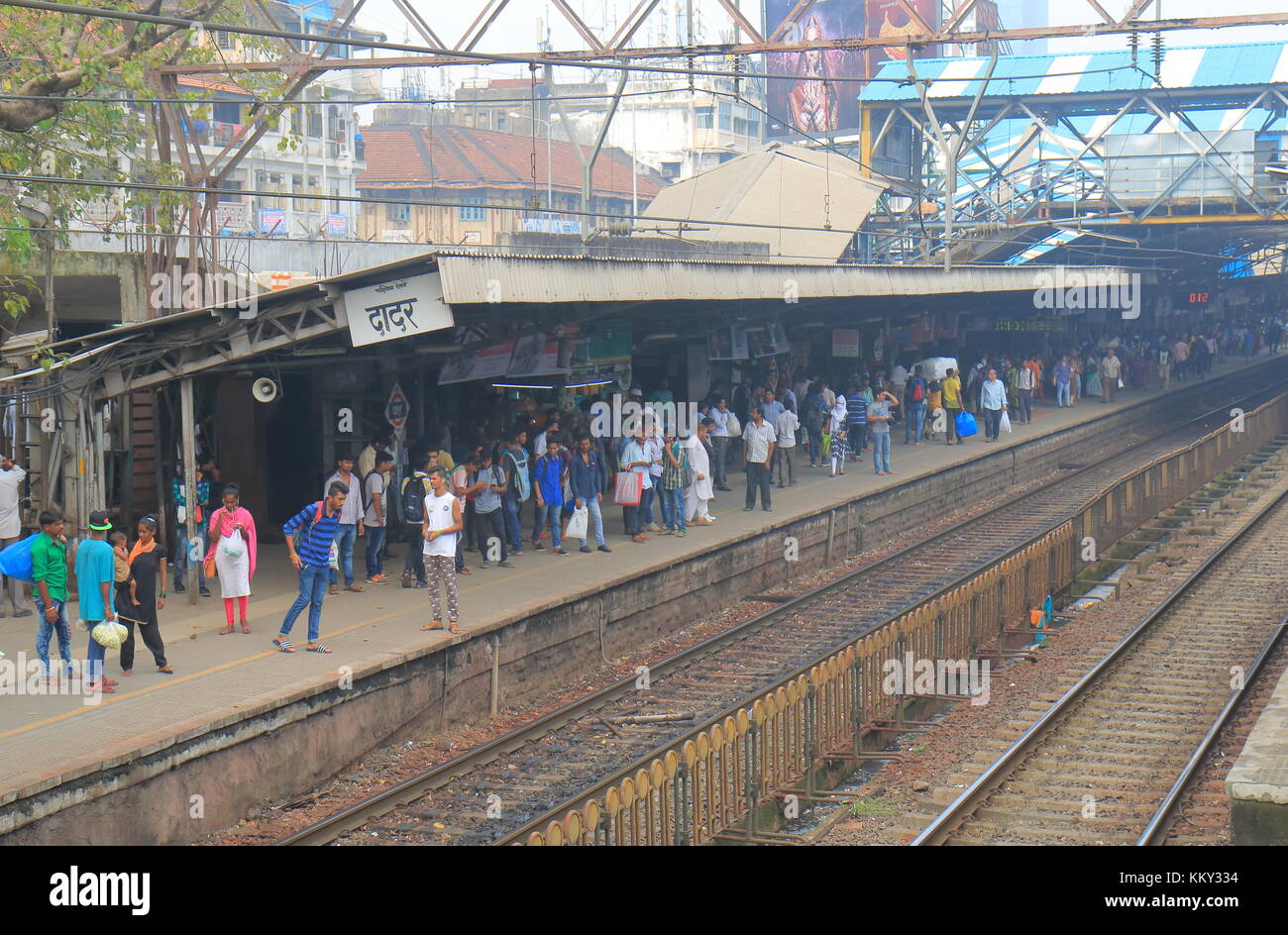Die Menschen warten für eine S-Bahn in Sandhurst Straße Bahnhof Mumbai, Indien. Stockfoto