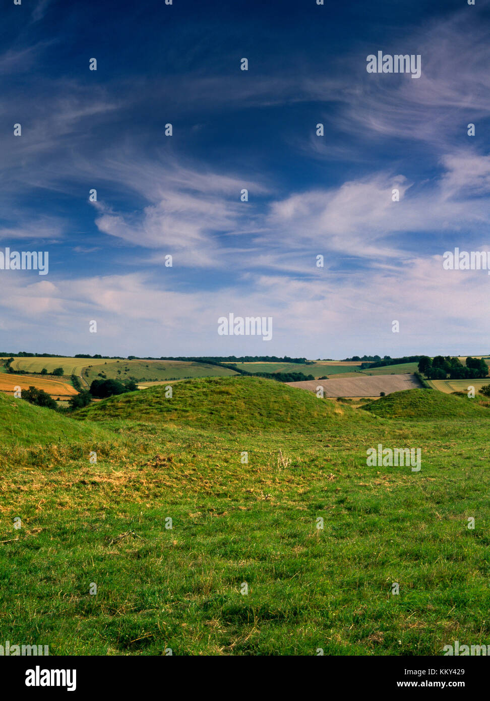 Overton Hill runde Schubkarren, Wiltshire, UK. Anzeigen S von 4 Frühe Bronzezeit Karren entlang E Seite des Ridgeway alte Strecke mit der SE von Avebury Stockfoto