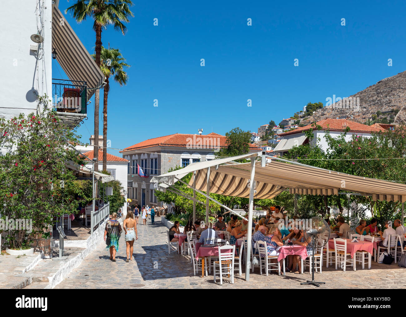 Griechische Taverne im Zentrum des Dorfes, Hydra, Saronische Inseln, Griechenland Stockfoto