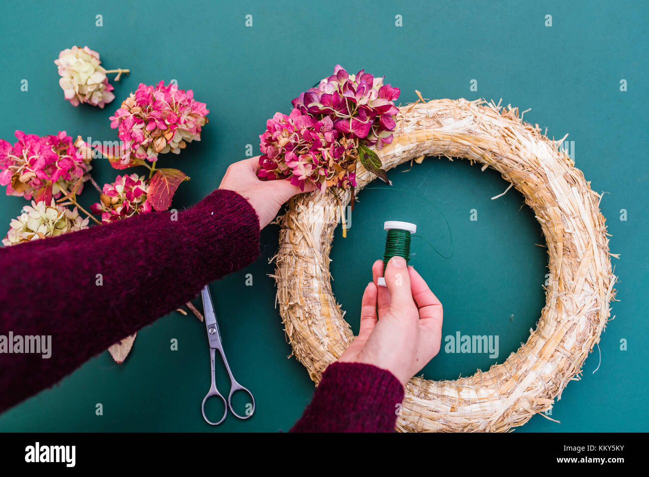 Frau, Detail, Hände, Herbst, Kranz mit Hortensien Blüten, DIY, Stockfoto