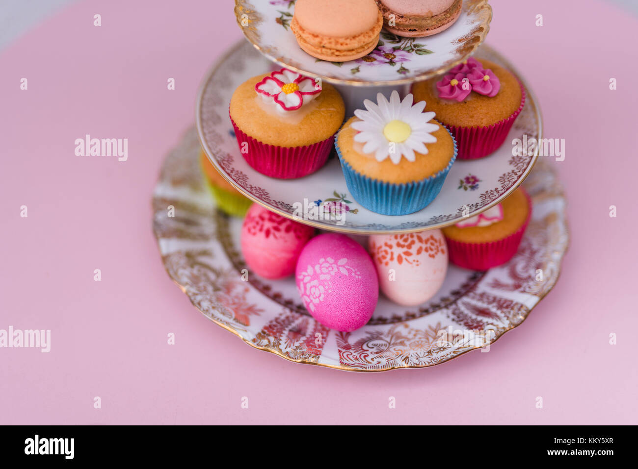 Etagere, Muffin, Macarons, Ostereier, Detail, Vogelperspektive, Stockfoto