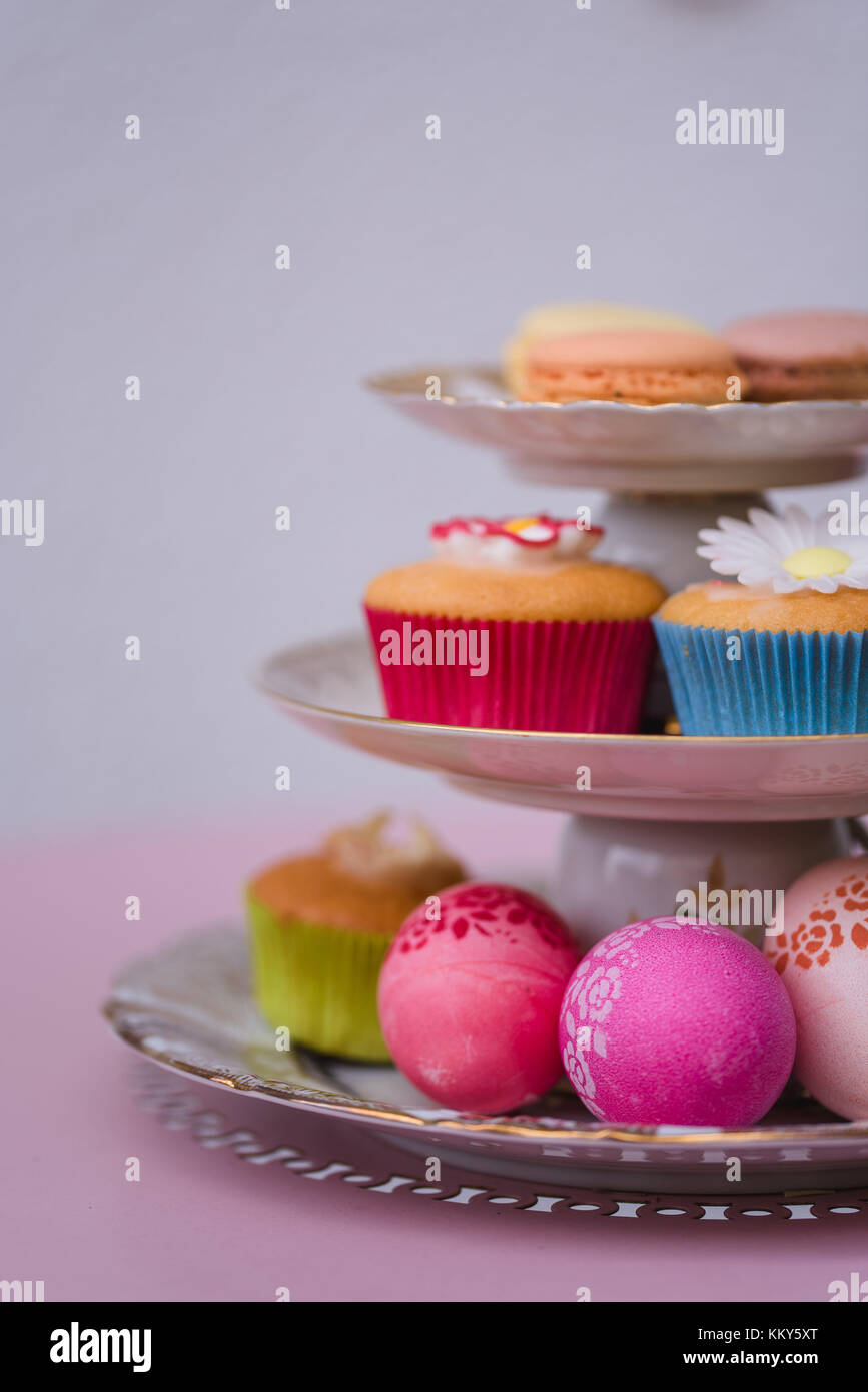 Etagere, Muffin, Macarons, Ostereier, Detail, Stockfoto