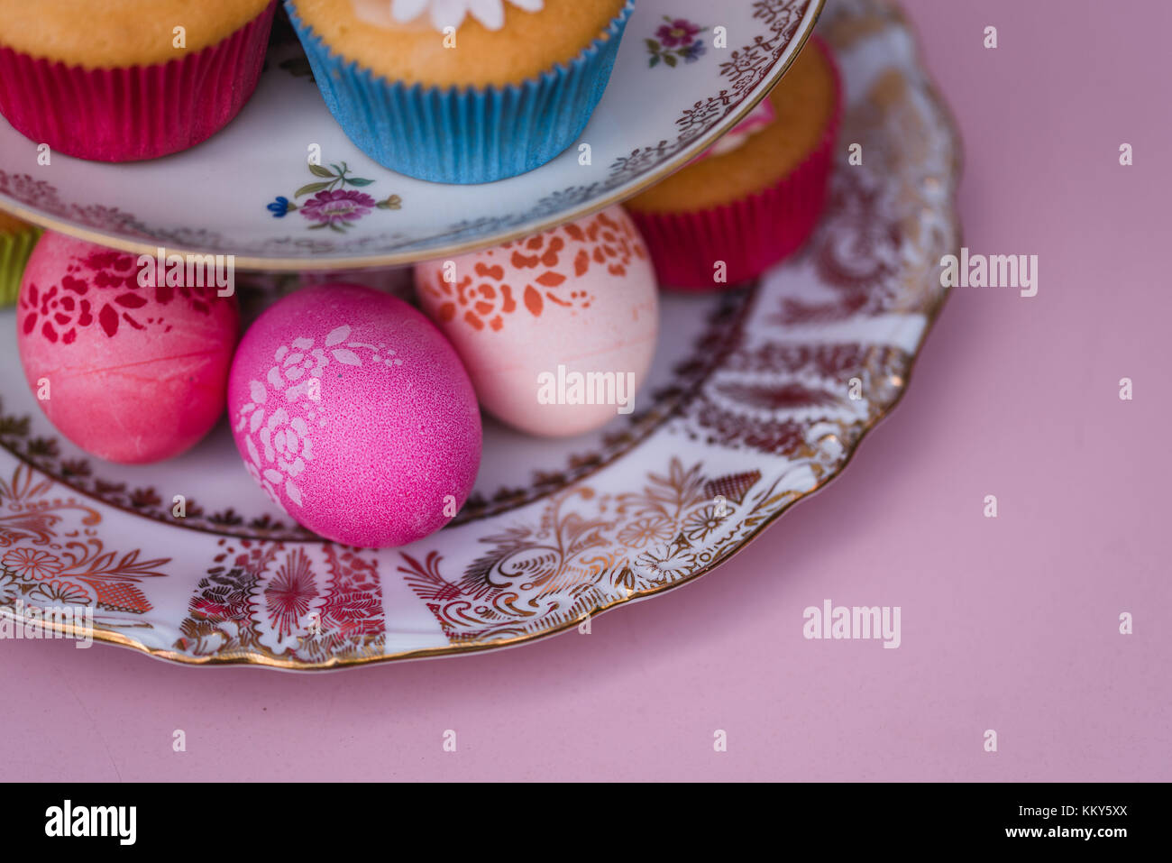 Etagere, Muffin, Macarons, Ostereier, Detail, Vogelperspektive, Nahaufnahme, Stockfoto