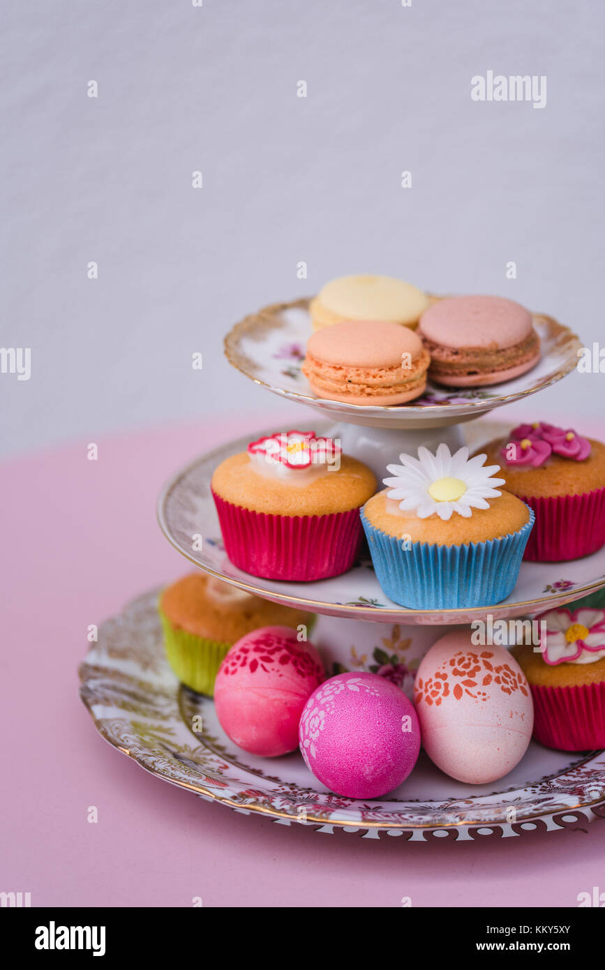 Etagere, Muffin, Macarons, Ostereier, Detail, Stockfoto