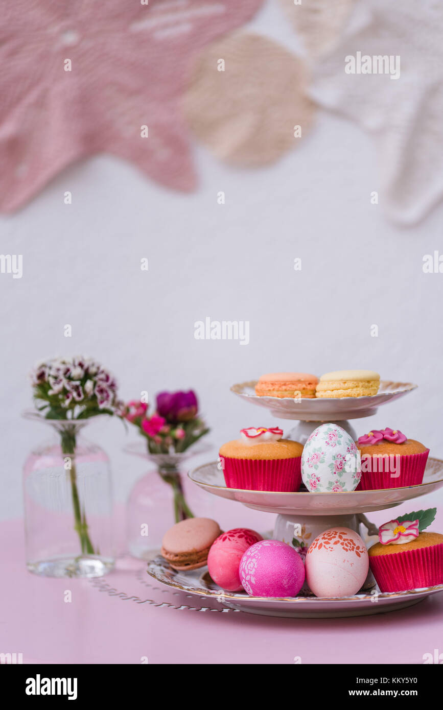Etagere, Muffin, Macarons, Ostereier, Blumen, Detail, Stockfoto