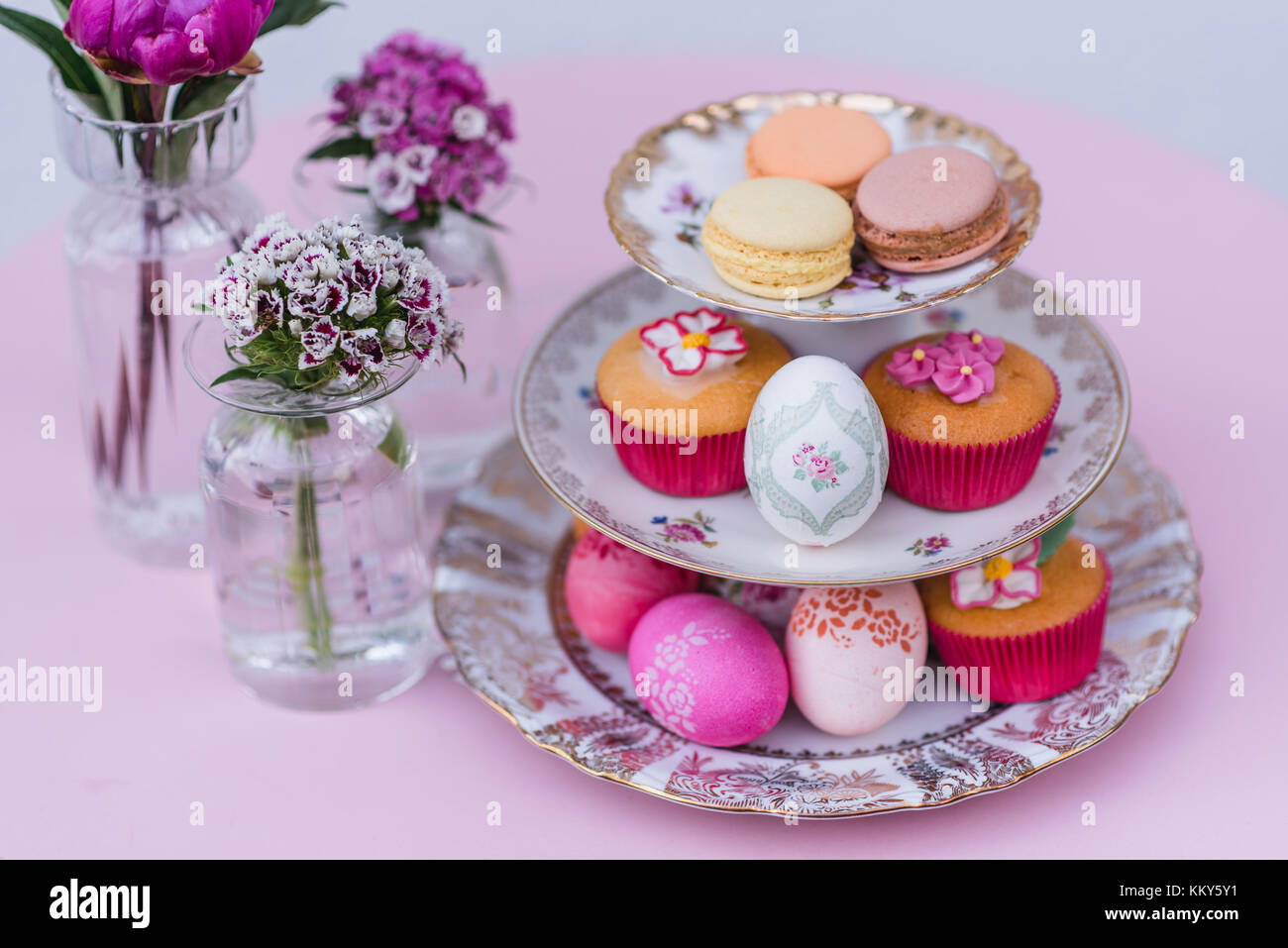Etagere, Muffin, Macarons, Ostereier, Blumen, Stockfoto