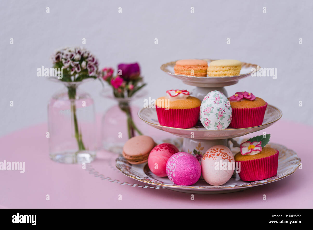 Etagere, Muffin, Macarons, Ostereier, Blumen, Stockfoto