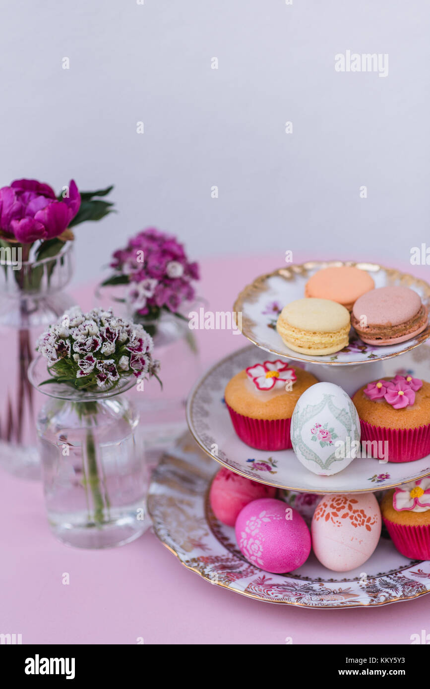 Etagere, Muffin, Macarons, Ostereier, Blumen, Detail, Stockfoto