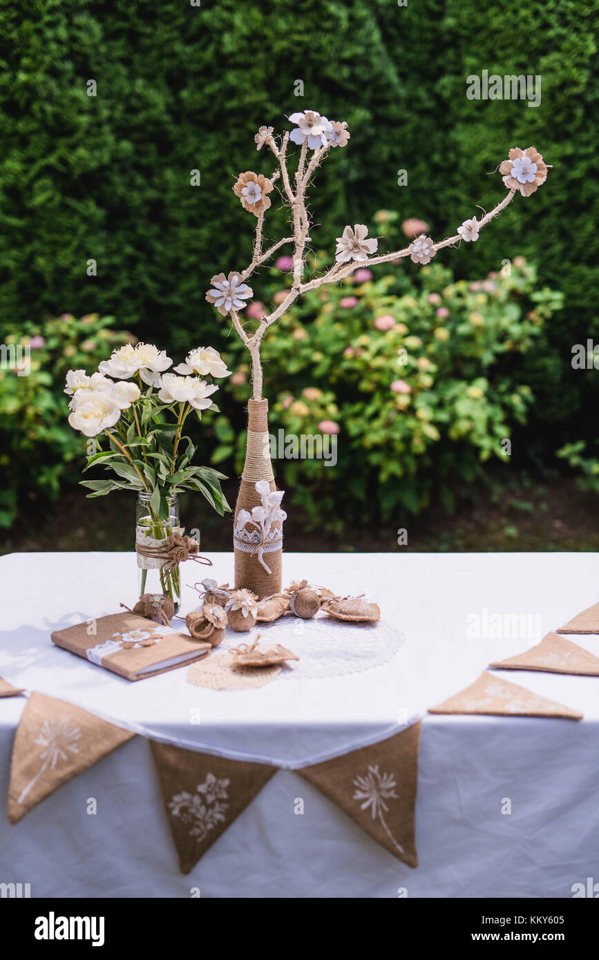 Gartentisch, Ostern Dekoration, Blumen, Gabel, Jute, Ostereier, Stockfoto
