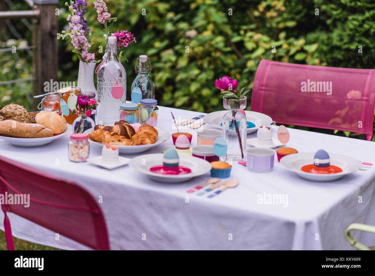 Garten Tisch, bedeckt, Osterfrühstück Stockfoto