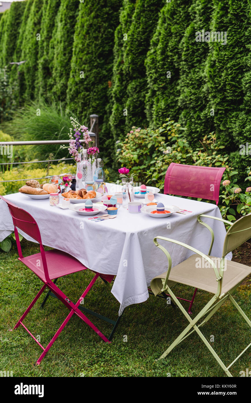 Garten Tisch, bedeckt, Osterfrühstück Stockfoto