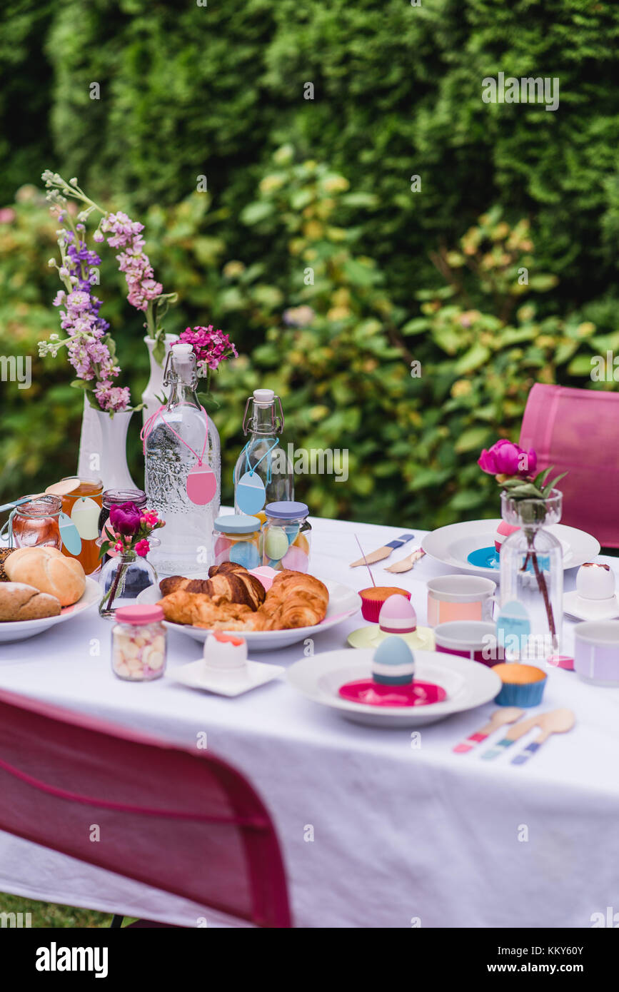 Garten Tisch, bedeckt, Osterfrühstück Stockfoto