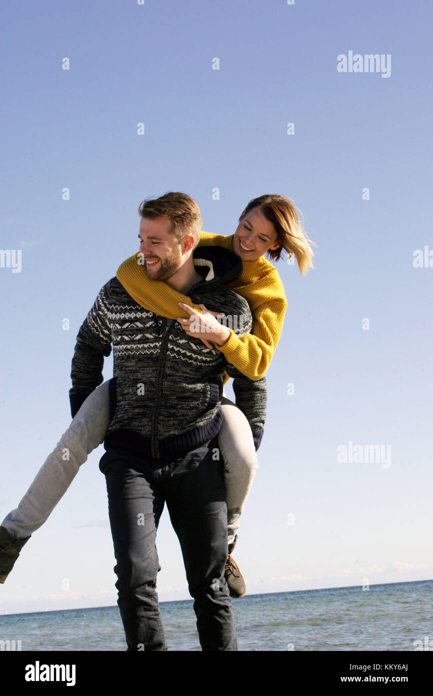 Paar, Ostsee, Strand, Huckepack, Stockfoto