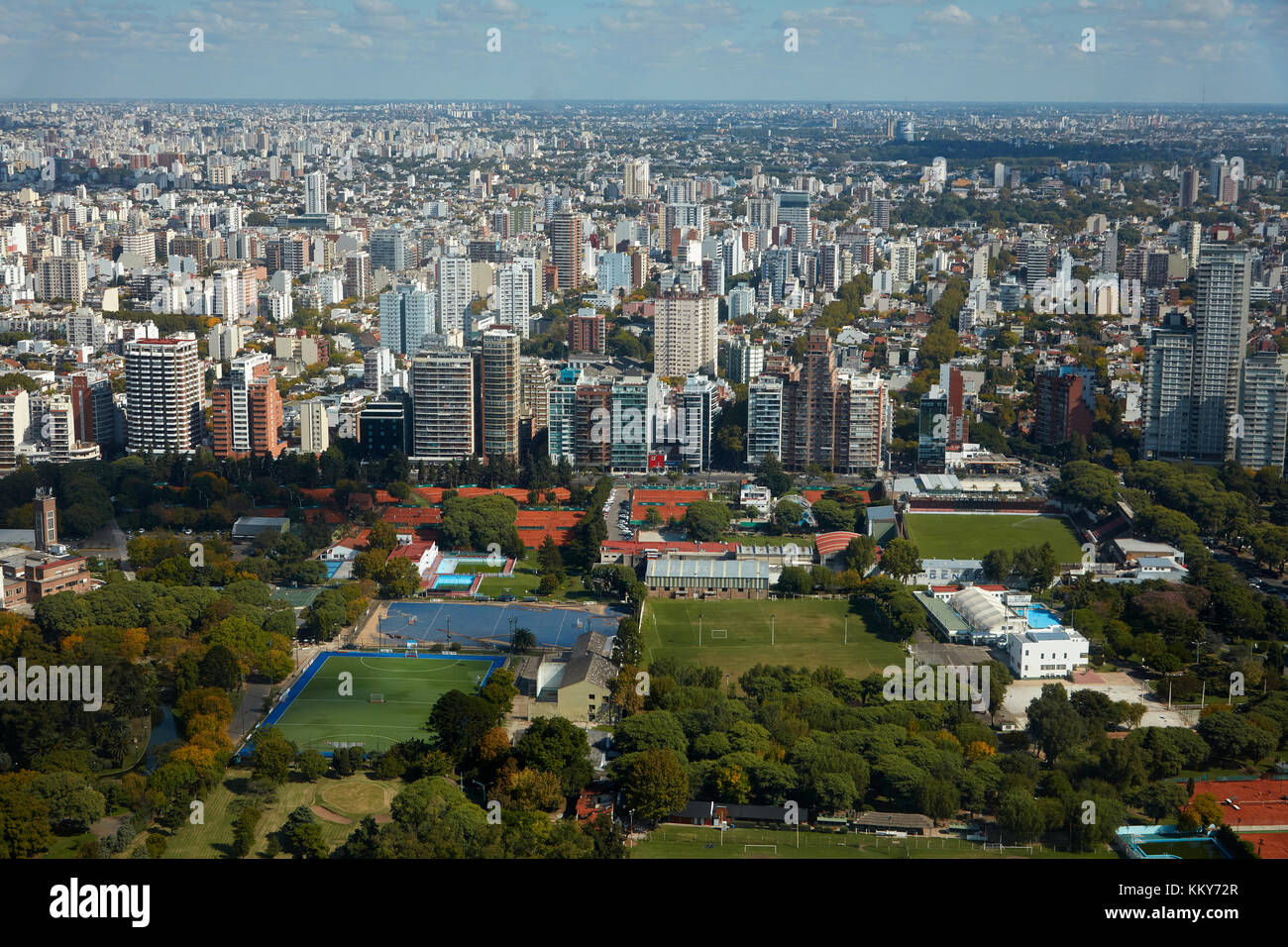 Sportplätze und Apartments, Nunez, Buenos Aires, Argentinien, Südamerika - Luftaufnahme Stockfoto