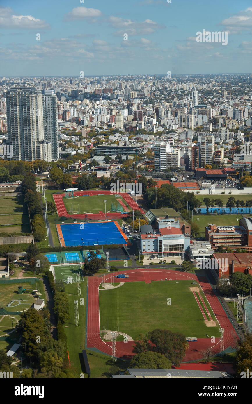 Sportplätze und Apartments, Nunez, Buenos Aires, Argentinien, Südamerika - Luftaufnahme Stockfoto