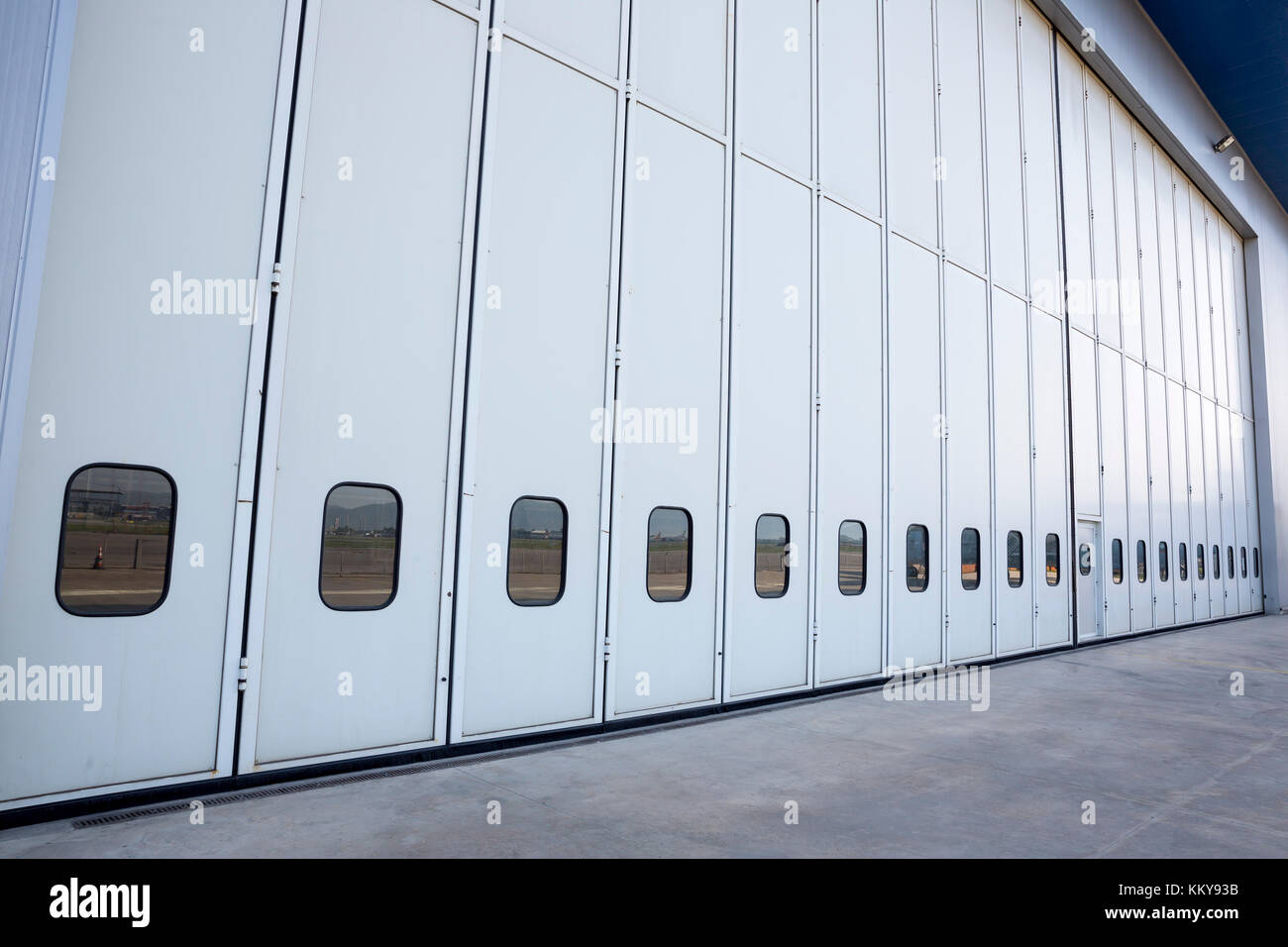 Airport Hangar von außen mit großen hohen Türen. Stockfoto