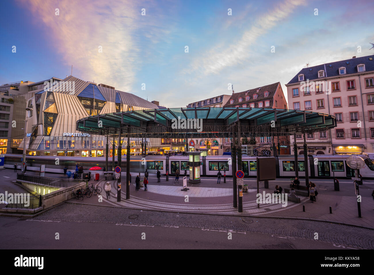 Straßburg, Frankreich - 23 November 2017: geschäftigen Zentrum der französischen Stadt Straßburg Elsass mit Straßenbahn und viele Pendler Fußgänger zu Fuß unte Stockfoto
