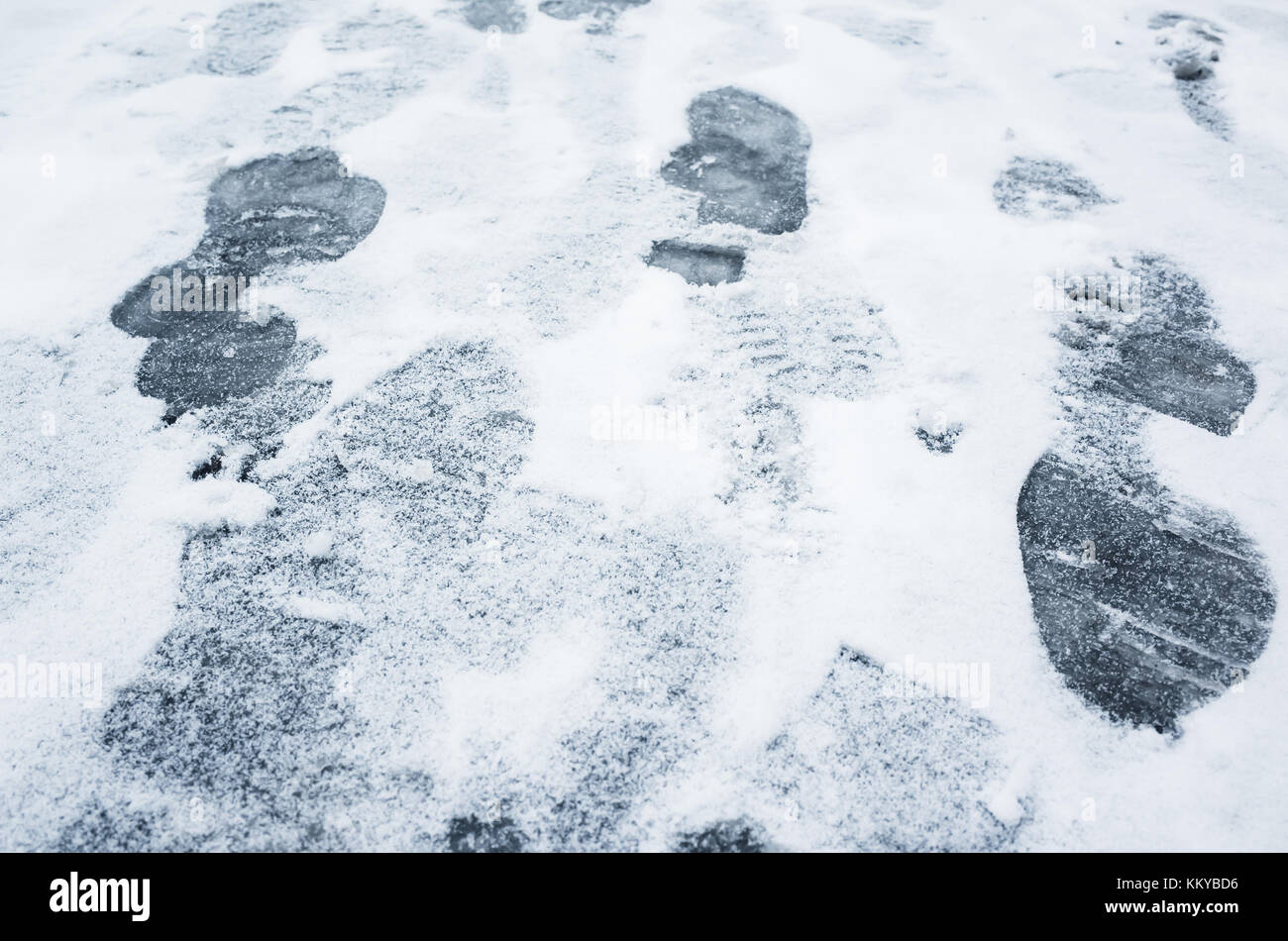 Eis - zerkleinert Fußspuren im Boden auf einem winter Urban Street Stockfoto
