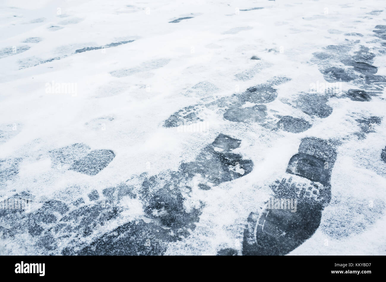 Eis - zerkleinert Fußspuren im Boden auf einem Winter Straße Stockfoto