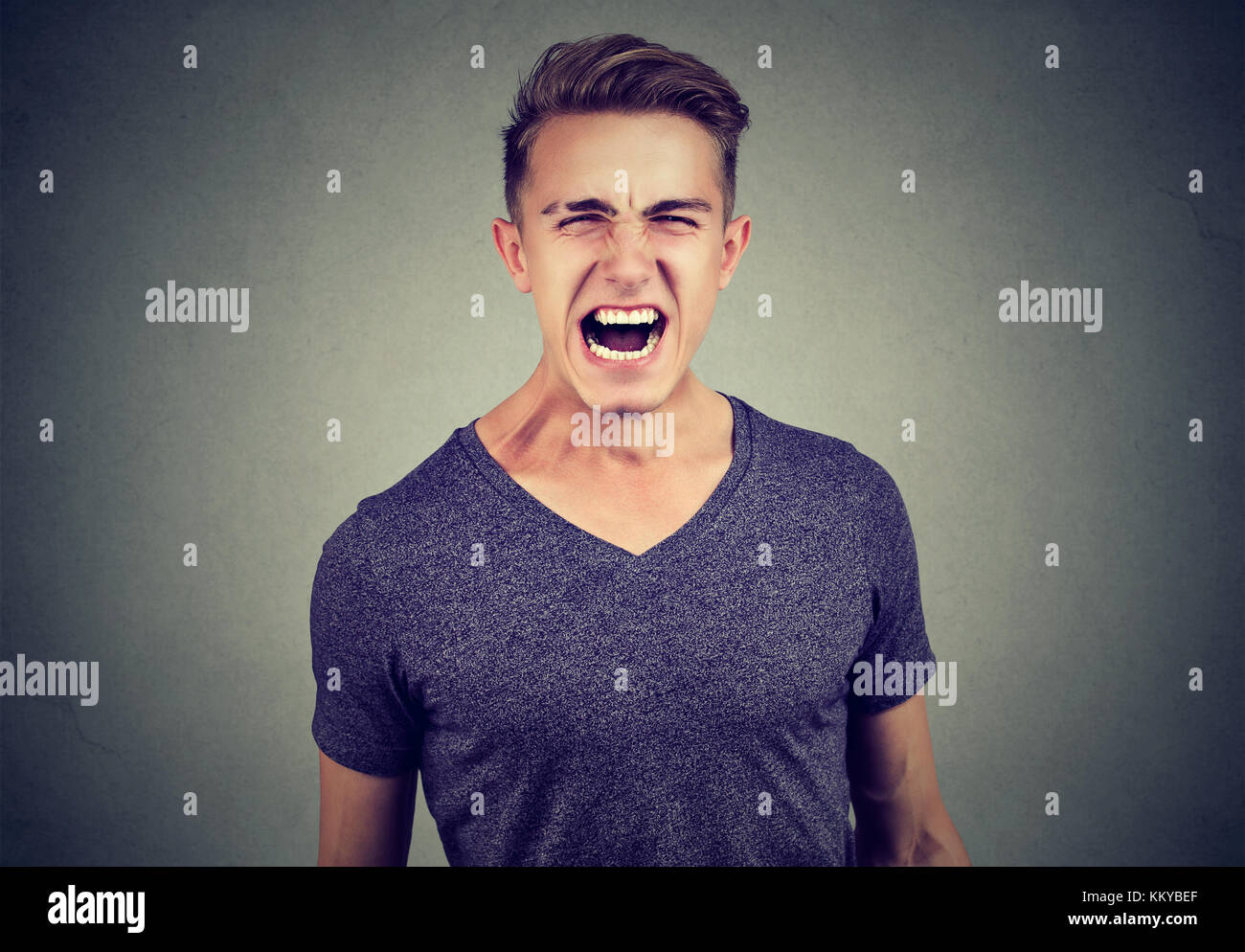 Portrait einer jungen zornigen Mann schreien Stockfoto