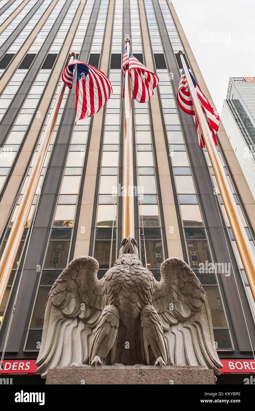 New York City, USA - 10.November 2011: Adler Statue und amerikanische Flaggen außerhalb von Madison Square Garden Stockfoto