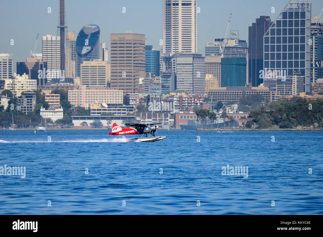 Mit dem Wasserflugzeug vom Rose Bay, mit Sydney Central Business District im Hintergrund - Sydney, New South Wales, Australien Stockfoto
